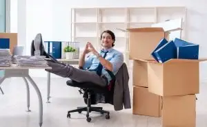 Ufficio in fase di trasloco con scatole e materiali di imballaggio