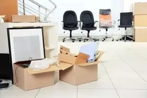 Ufficio in fase di trasloco con scatole e materiali di imballaggio.